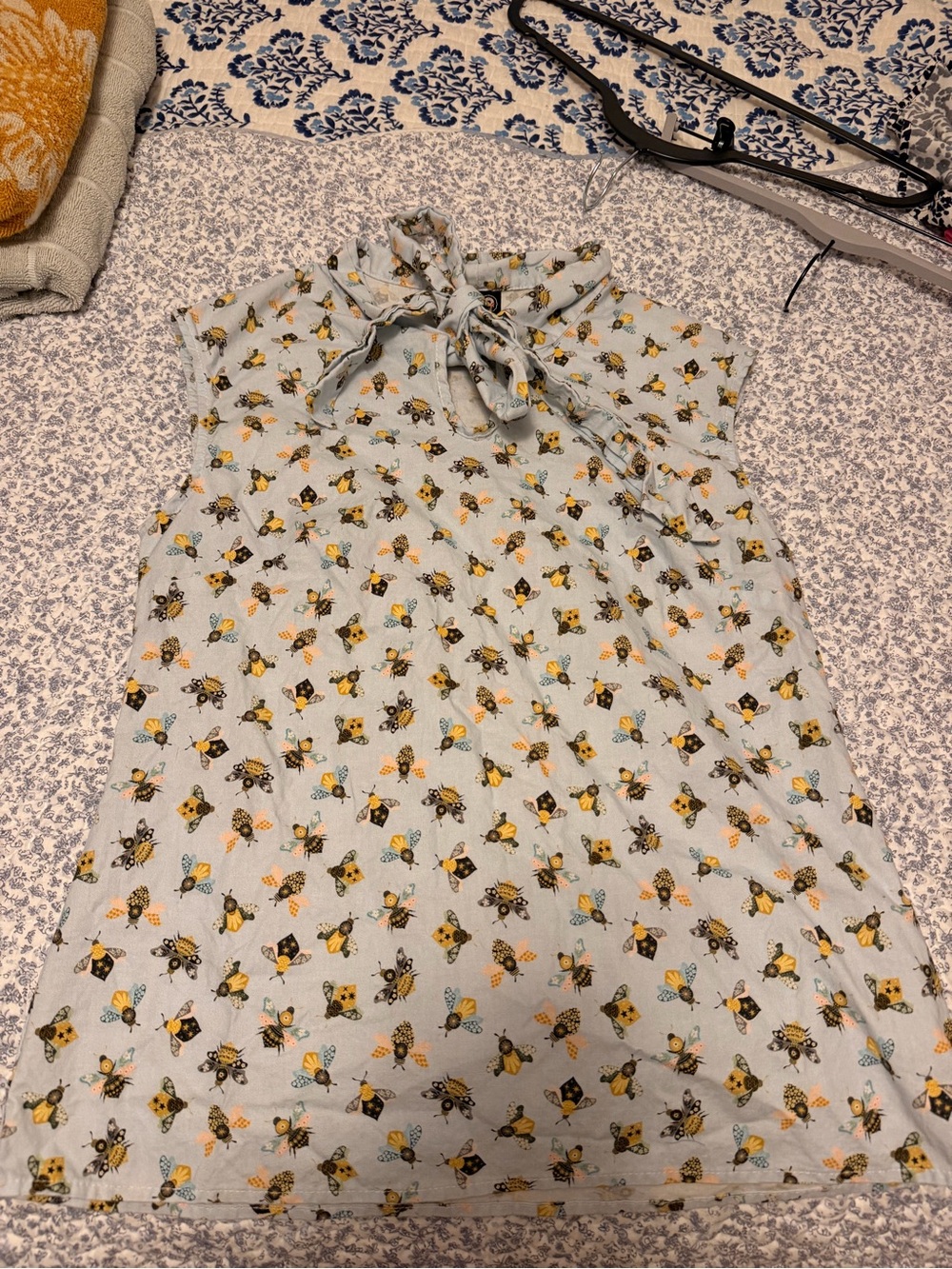 Retrolicious cotton bow neck top bee pattern